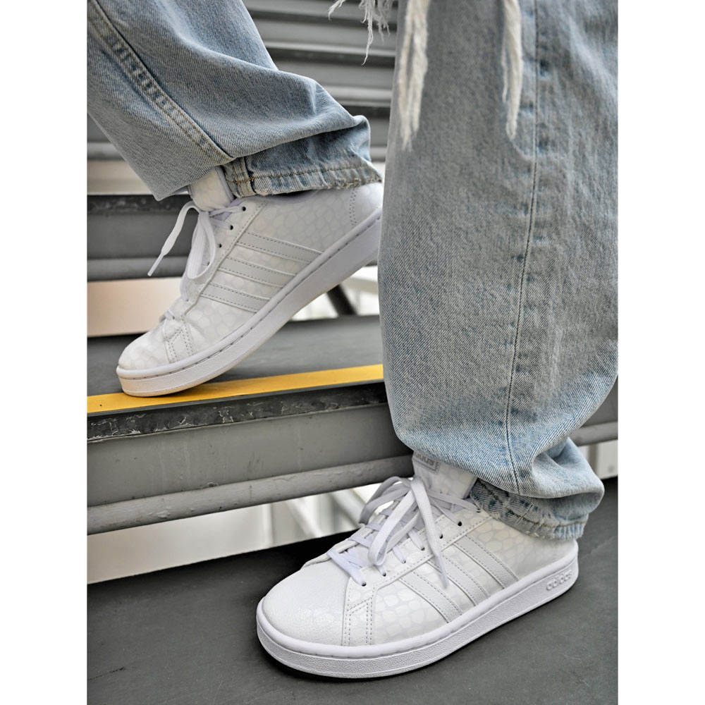Sur Susceptibles a prototipo Adidas Grand Court - klassiske hvite sneakers i skinn med et diskrét  mønster i hvit - Adidas - Danielsen Sko AS
